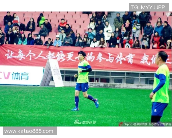 足球明星们在沙滩上的精彩瞬间尽显魅力与风采的照片集锦