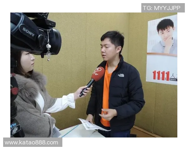 足球明星化身老人展现人生百态引发热议与感动