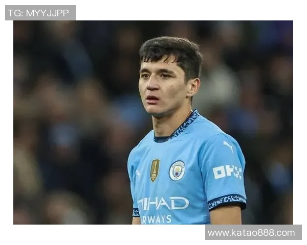 足球明星独特魅力展现断眉造型引发球迷热议与关注